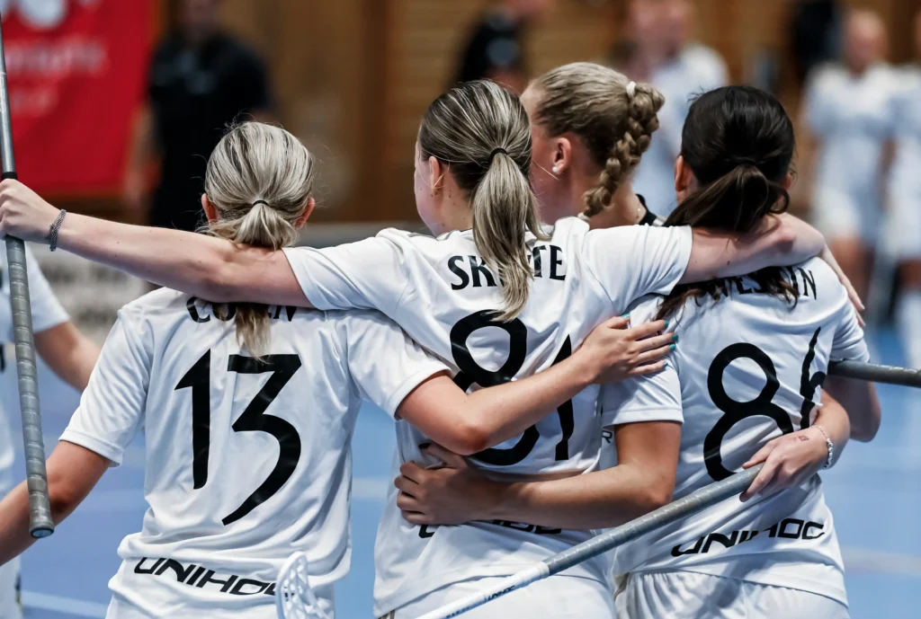 Glada tjejer som tjänat pengar till laget